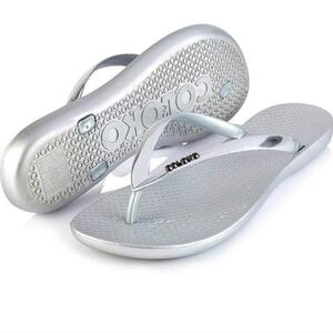 Coloko Dahlia women's silver flip flops size USA 10